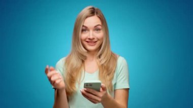 Stüdyoda akıllı telefonunu kullanan genç bir kadın.