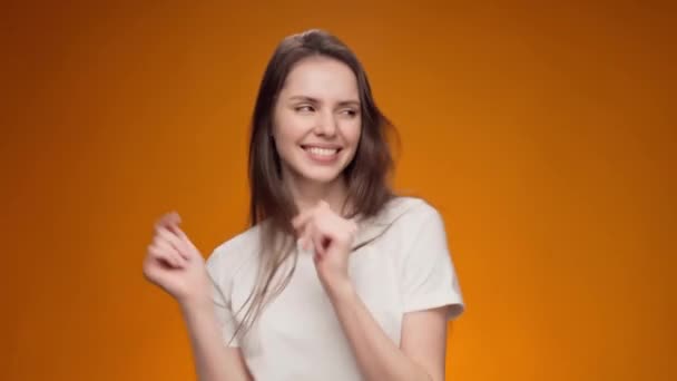 Mulher feliz comemorando o sucesso, dança alegre, retrato — Vídeo de Stock