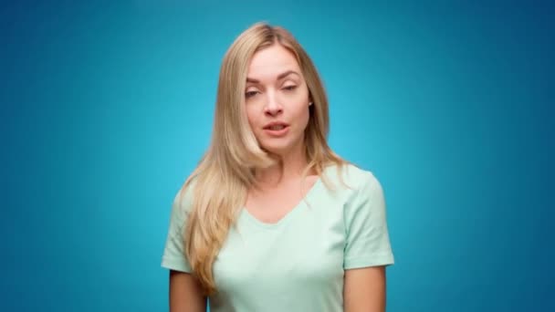 Portrait of woman shocked and surprised with good news — Stock Video