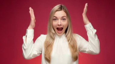 Kadın portresi şok olmuş ve iyi haberlerle şaşırmış.