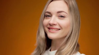 Gülümseyen neşeli, güzel bir kadın portresi.