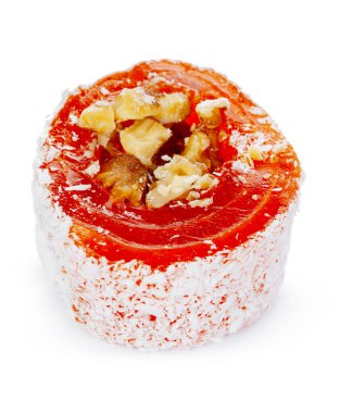 Beyaz üzerine izole edilmiş pudra şekerli fındıklı turuncu Türk lokumu