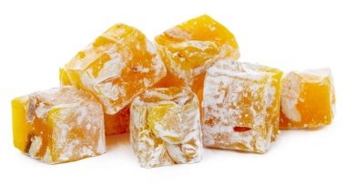 Sarı Türk Lokumu Tatlıları beyaz üzerine izole edilmiş