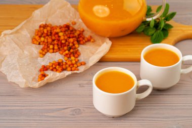 Ahşap masada servis edilen deniz dikenli çay.