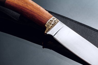 Siyah arka planda yansımalı av bıçağı.