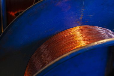 Kablo fabrikasındaki bakır tel makaraları kapatın.