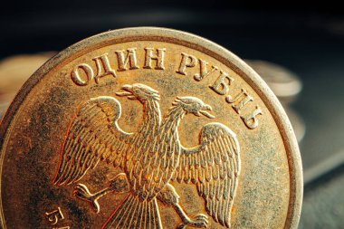 Koyu arkaplanda Rus rublesi parası