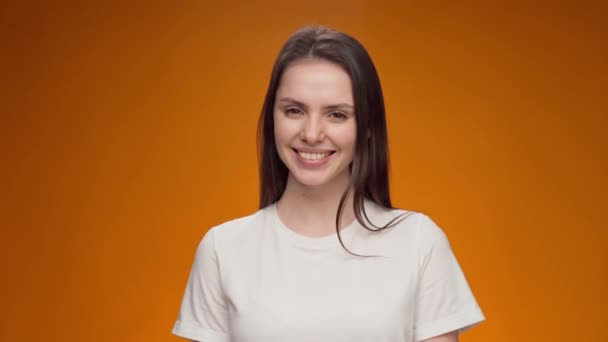 Sonriente alegre mujer joven bonita retrato — Vídeos de Stock