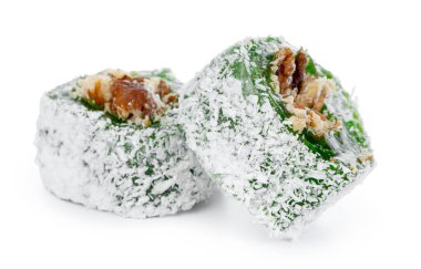 Beyaz üzerine izole edilmiş toz şeker üzerine fındıklı yeşil Türk Lokumu