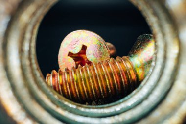 Siyah arka planda metal vidalar ve fındıklar