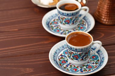 Geleneksel Türk kahvesi doğu mutfağından. Yakın çekim.