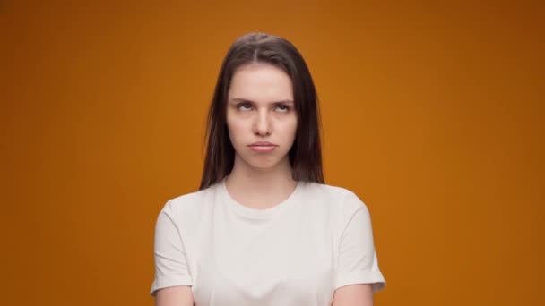 Jeune femme ennuyée et irritée fatiguée d'attendre, sur fond jaune — Video