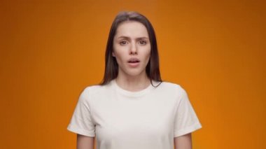 Üzgün bir kadın yüzüne tokat atıyor, çaresiz hissediyor.