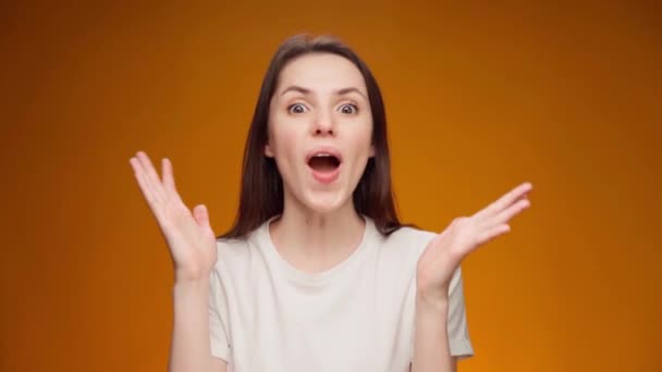 Portrait de femme choqué et surpris par les bonnes nouvelles — Video