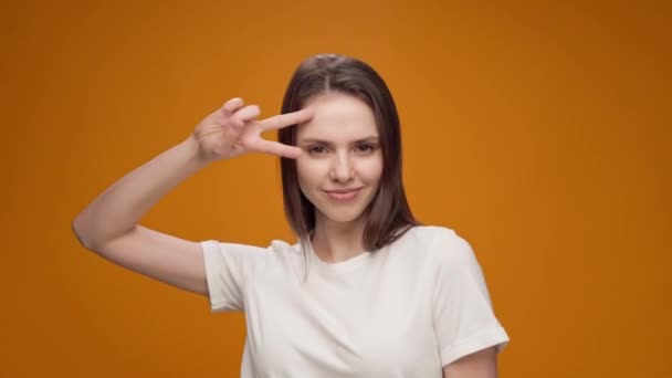 Femme heureuse célébrant le succès, danse joyeuse, portrait — Video