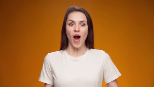 Porträtt av kvinna chockad och förvånad med goda nyheter — Stockvideo