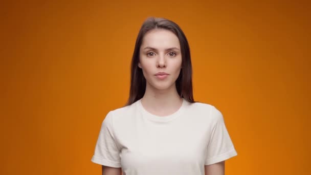 Portret van een vrouw geschokt en verrast met goed nieuws — Stockvideo