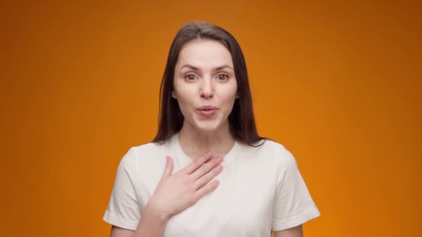 Portret van een vrouw geschokt en verrast met goed nieuws — Stockvideo