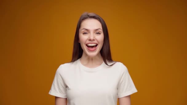 Retrato de mujer sorprendida y sorprendida con buenas noticias — Vídeos de Stock