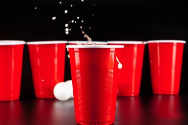 Oyun kupaları masada bira pong