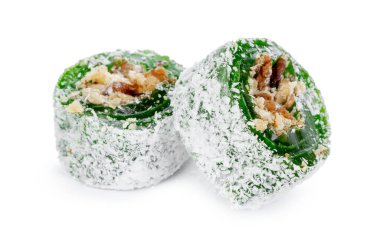 Beyaz üzerine izole edilmiş toz şeker üzerine fındıklı yeşil Türk Lokumu