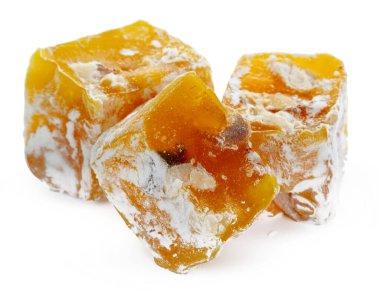 Sarı Türk Lokumu Tatlıları beyaz üzerine izole edilmiş