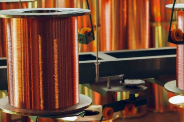 Kablo fabrikasındaki bakır tel makaraları kapatın.