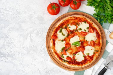 Gri yüzeyde pizza Margherita manzarası