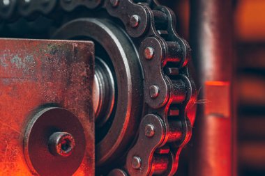 Kablo fabrikasında üretim hattında metal taşıma bandı zinciri.