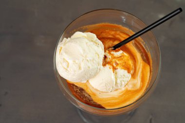 Bardakta servis edilen dondurmalı Affogato kahvesi.