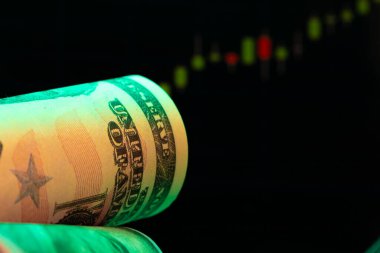 Amerikan doları banknotları ve siyah arkaplan grafiği