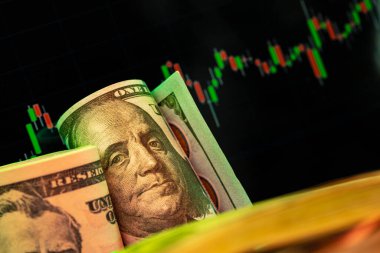 Amerikan doları banknotları ve siyah arkaplan grafiği