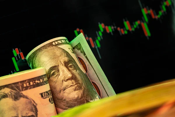 Amerikan doları banknotları ve siyah arkaplan grafiği