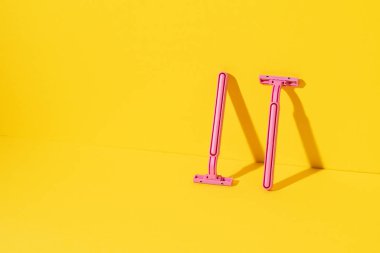 Sarı renkli tek kullanımlık tıraş aletlerinin stüdyo çekimi