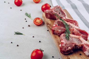 Tahta masa üzerinde çiğ biftek, tahta kesim tahtası.