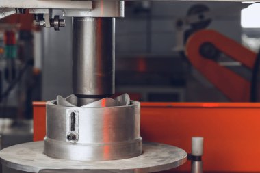 Kablo fabrikasındaki metal üretim ekipmanları.