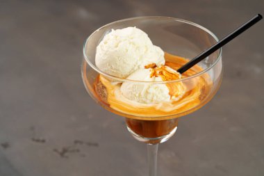 Bardakta servis edilen dondurmalı Affogato kahvesi.