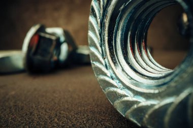 Metal fındıkların dokulu yüzeydeki makro görüntüsü