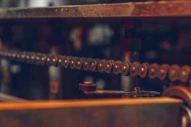 Kablo fabrikasında üretim hattında metal taşıma bandı zinciri.