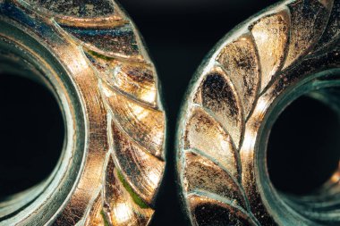 Siyah arkaplanda metal fındık kapat