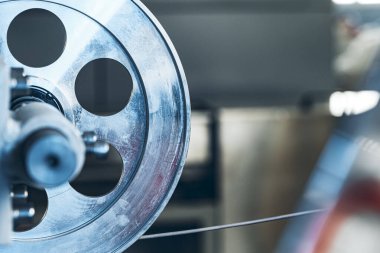 Bir fabrikada kablo üretimi süreci