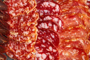 Lezzetli et tabakta doğranıyor.