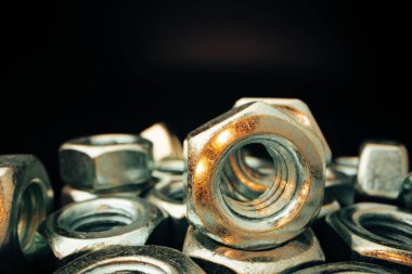 Siyah arkaplanda metal fındık kapat