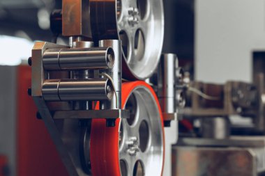 Bir fabrikada kablo üretimi süreci