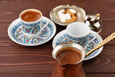 Geleneksel Türk kahvesi doğu mutfağından. Yakın çekim.