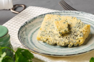 Mavi peynirin bir parçasını kapat