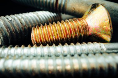 Siyah arkaplanda demir vidalar. Yakın plan.