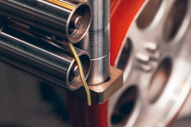 Bir fabrikada kablo üretimi süreci