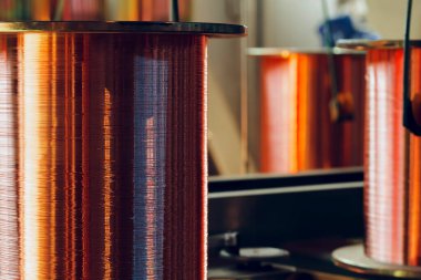 Kablo fabrikasındaki bakır tel makaraları kapatın.