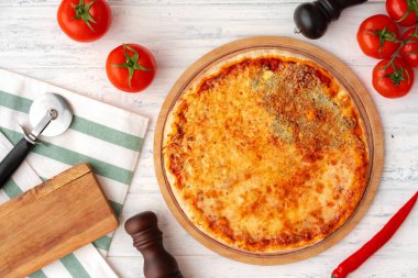 Tahta arka planda servis edilen dört peynirli pizza.